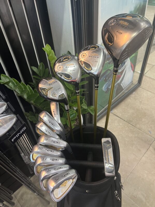 Bộ Honma 3 sao S-03 gồm 13 gậy (Cán R)