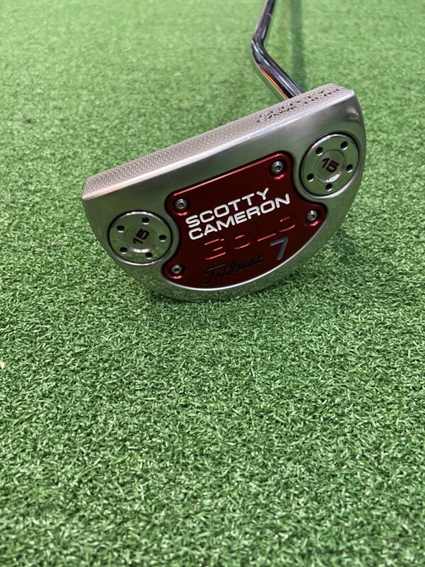 Putt Titleist scotty cameron Golo 7